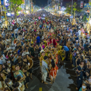 Hai khu phố đi bộ sôi động về đêm ở Huế