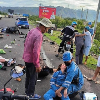 Tài xế ôtô 16 tuổi tông hàng loạt người khi cha cho cầm lái